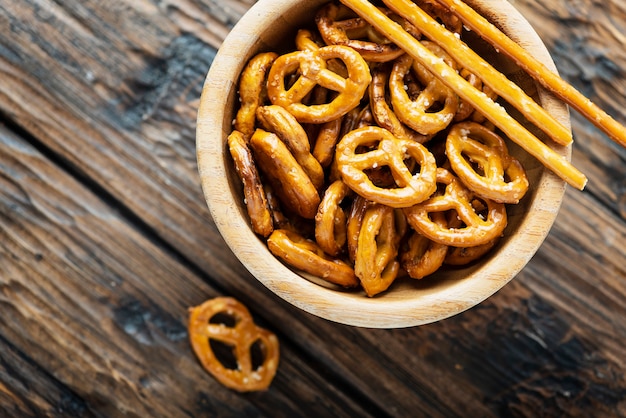 Pretzels de sal em tigela de madeira