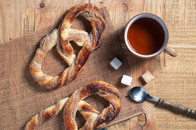 Pretzels doces e xícara de chá