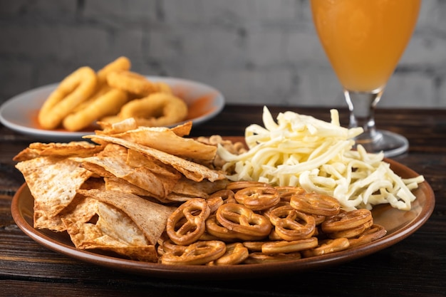 Pretzels e batatas fritas com queijo como aperitivo para cerveja