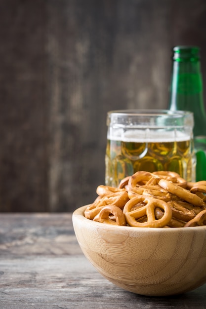 Pretzels e cerveja no espaço da cópia de mesa de madeira