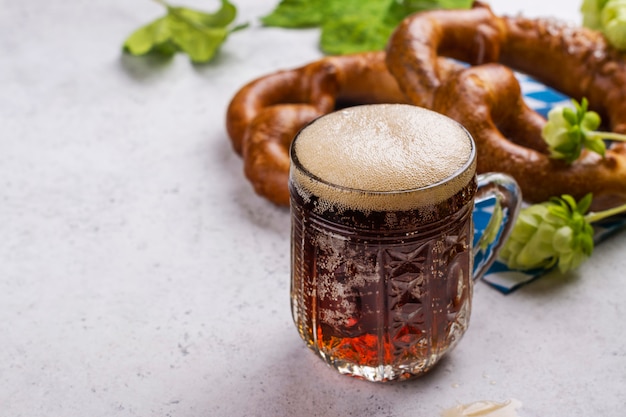 Pretzels e cerveja