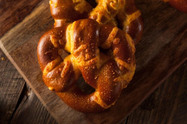 Pretzels macios alemães com queijo e sal