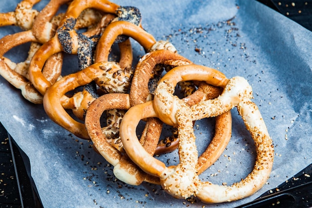 Pretzels macios caseiros preparados frescos.