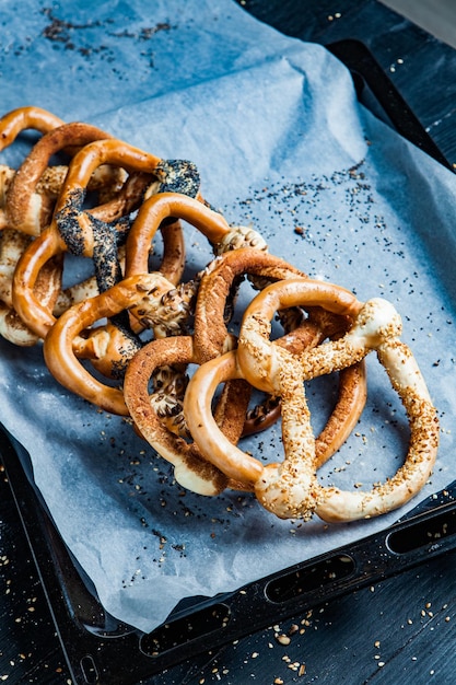 Pretzels macios caseiros preparados frescos.