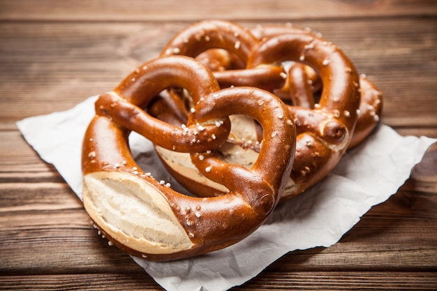 Pretzels en mesa de madera