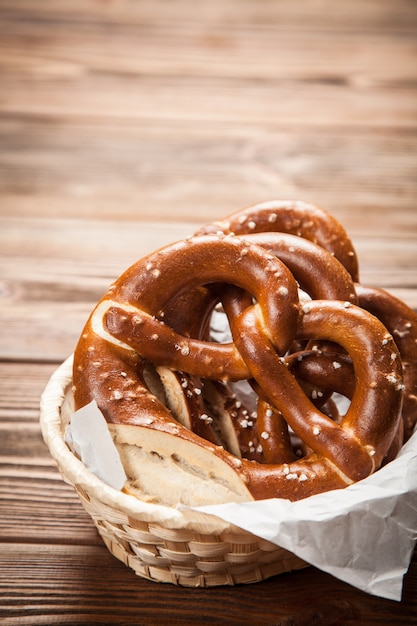 Pretzels na mesa de madeira