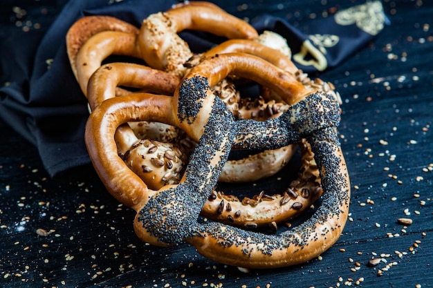 Pretzels o bagels suaves hechos en casa recién preparados