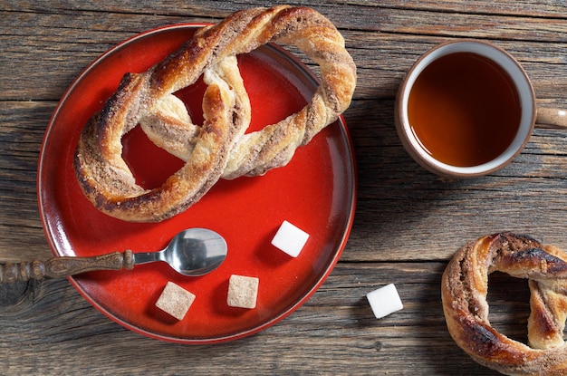 Pretzels en un plato y té