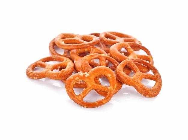 Pretzels salados aislados en blanco