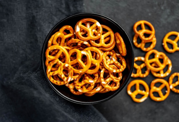 Pretzels salados en un recipiente negro sobre la mesa