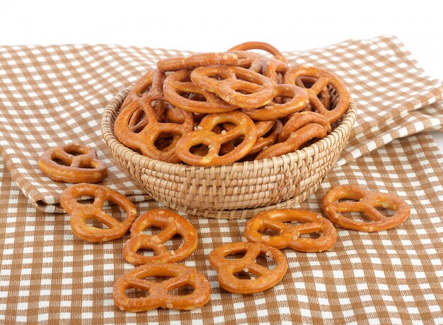 Pretzels salados sobre fondo blanco