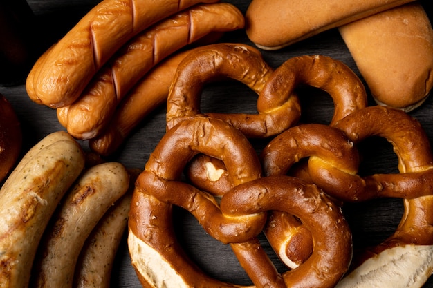 pretzels, salchichas y pan para el fondo de la fiesta Oktoberfest