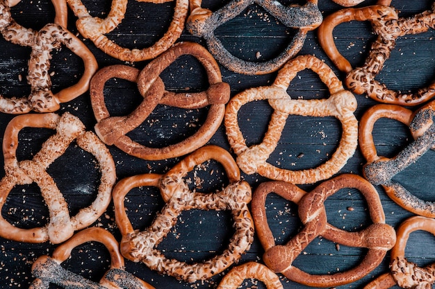 Pretzels suaves caseros recién preparados.