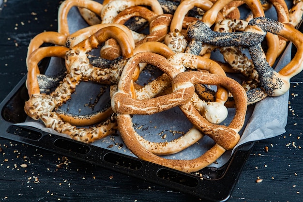 Pretzels suaves caseros recién preparados.