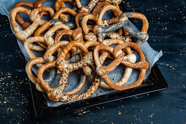 Pretzels suaves caseros recién preparados.