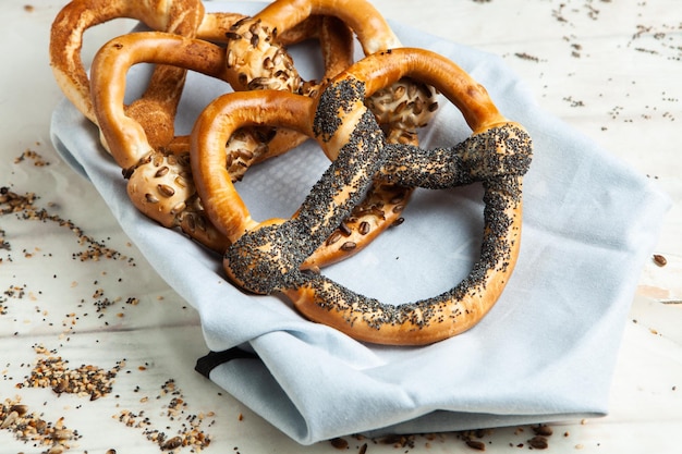 Pretzels suaves caseros recién preparados.