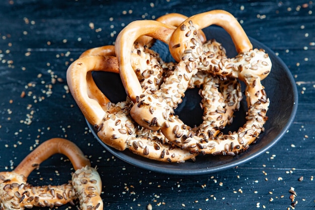 Foto pretzels suaves hechos en casa recién preparados