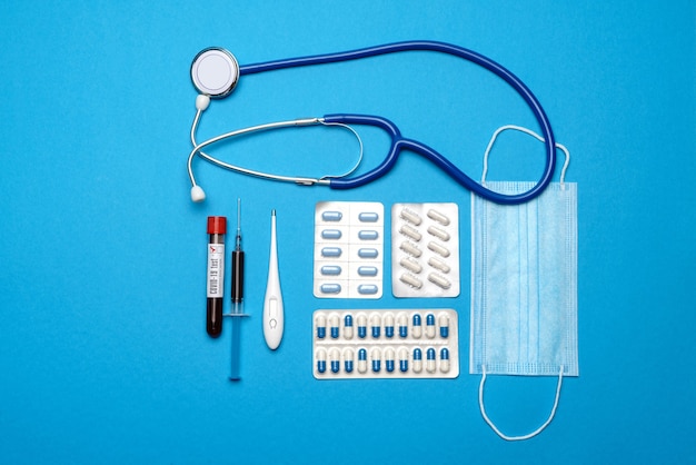 prevenção e tratamento do conceito de saúde coronavírus - seringa, máscara, comprimidos, estetoscópio e