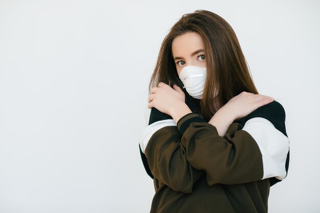 Prevención del brote de coronavirus. retrato, de, joven, mujer europea, llevando, máscara protectora