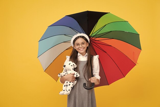 Previsão do tempo chuvoso da temporada de outono de volta à escola proteção contra chuva vívida