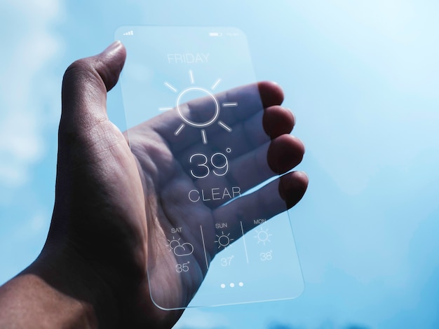 Previsão do tempo de alta temperatura, ícone de dia ensolarado mostrado na tela do futuro smartphone transparente fino na mão no fundo do céu azul. conceito de tecnologia futurista de vidro transparente moderno.