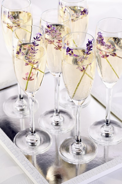 Prickelnder Lavendel-Champagner