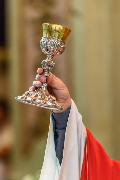 Priester gibt Eucharistie