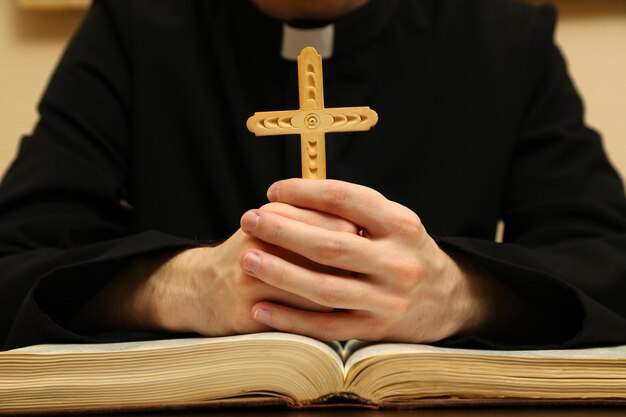 Priester lesen aus der heiligen bibel hautnah