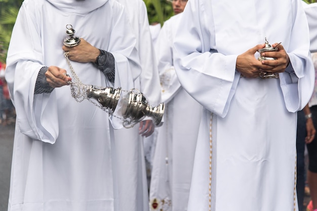 Foto priester nehmen am palmsonntag in der stadt salvador bahia an der prozession teil