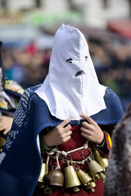 PRILEP Mazedonien FEBRUAR 18 2018 Darsteller nehmen am Karneval Prochka 2018 teil