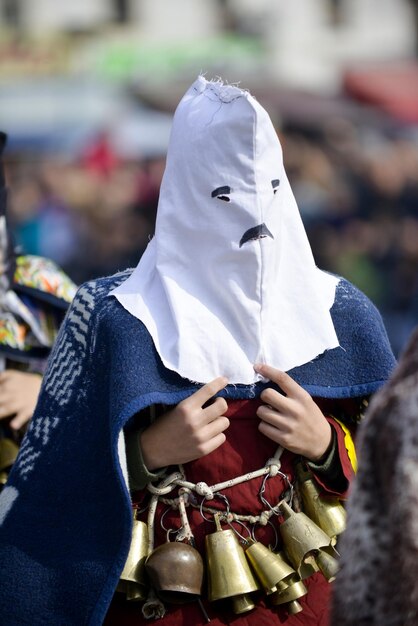 PRILEP Mazedonien FEBRUAR 18 2018 Darsteller nehmen am Karneval Prochka 2018 teil