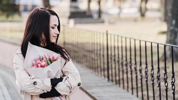 Primavera amor propio autocuidado sincero retrato de mujer feliz con ramo de tulipanes al aire libre hermoso