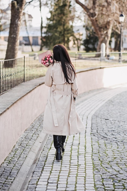 Primavera amor propio autocuidado sincero retrato de mujer feliz con ramo de tulipanes al aire libre hermoso