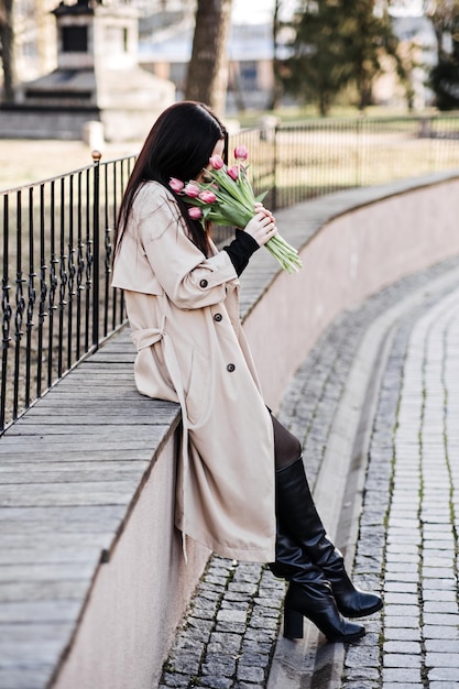 Primavera amor propio autocuidado sincero retrato de mujer feliz con ramo de tulipanes al aire libre hermoso