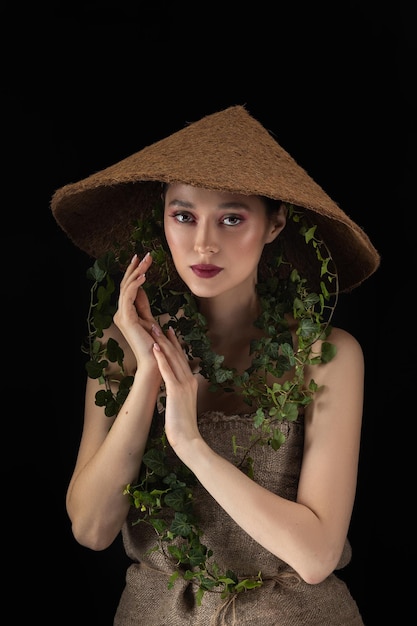 Primavera de belleza o mujer con sombrero de hojas verdes frescas Naturaleza Retrato de niña