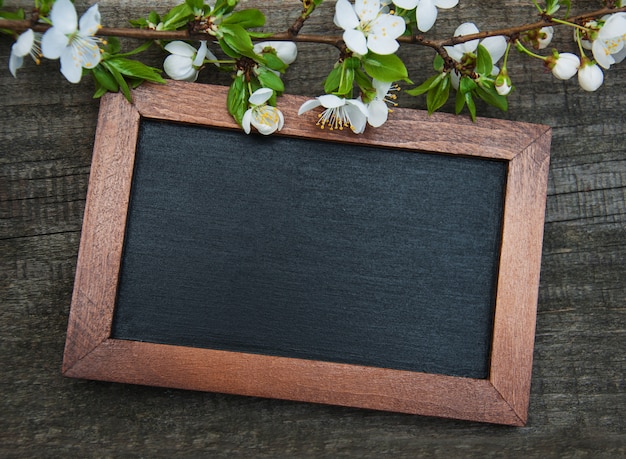 Primavera de cerezas en flor y pizarra