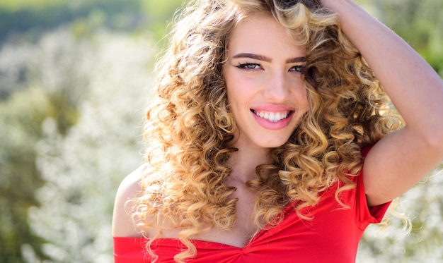 Primavera chica con pelo rizado sonriente belleza peluquería chica de belleza con pelo rizado largo y brillante tre ...