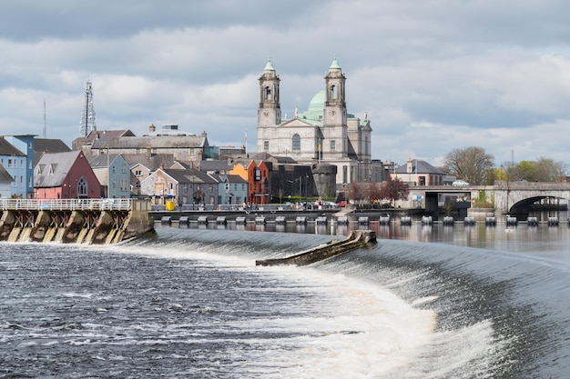 Primavera en la ciudad de Athlone, la iglesia de los Santos Pedro y Pablo sobre el condado de Westmeath, Irlanda con vistas al río