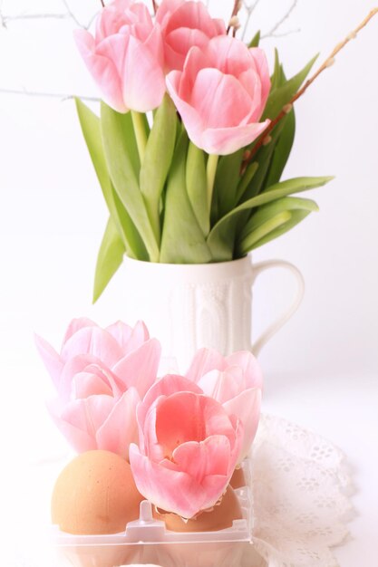 Primavera decoración de Pascua tulipanes en huevos infiernos sobre un fondo blanco delicado encaje