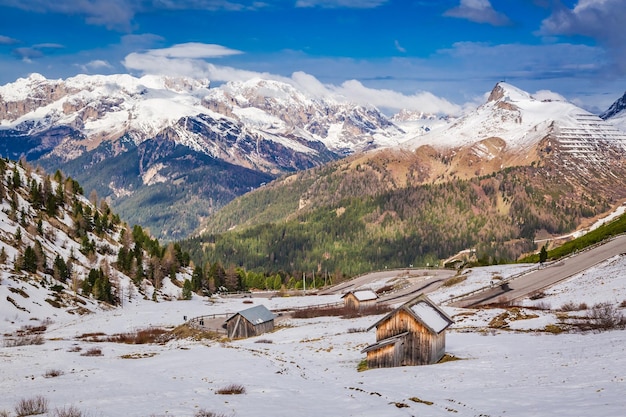 Primavera em altas Dolomitas com neve Alpes Itália Europa