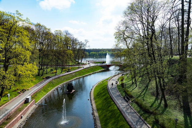 Primavera europea, parque verde con un estanque y fuentes. Vista desde arriba. Paisaje