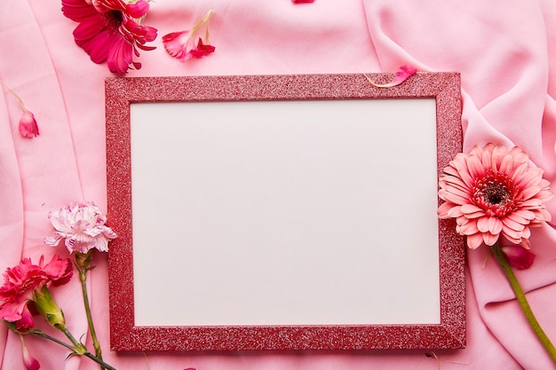 Primavera floral delicada rosa interior vacío diseño de pared rosa entre arreglo de flores con espacio de copia Tarjeta de invitación del Día de la Madre Día de la Mujer concepto de tarjeta de deseos