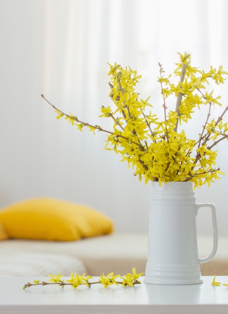 Primavera flores amarillas en florero en un interior moderno