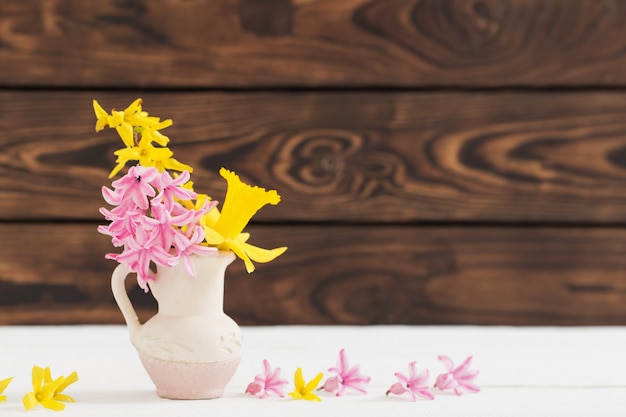 Primavera flores em um vaso de madeira