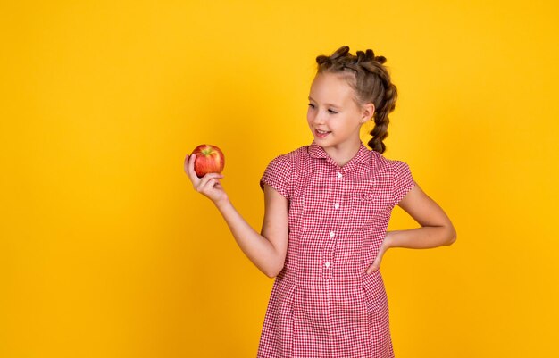 Primavera en mi cabeza niña feliz sosteniendo manzanas del jardín niño sostenga fruta fresca niño comiendo manzana roja comida saludable de verano dieta vegetariana frutas en la cosecha de otoño Nutrición saludable en otoño