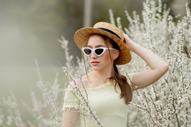 Primavera moda garota retrato ao ar livre em flor. Mulher romântica beleza em flores. Mulher bonita, curtindo a natureza