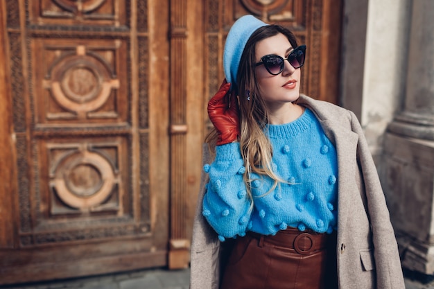 Primavera moda retrô vintage acessórios e roupas femininas. A mulher veste a saia de couro da boina da camisola