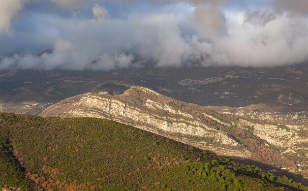 Foto primavera en las montañas vista de la cordillera y los árboles verdes budva montenegro horizontal