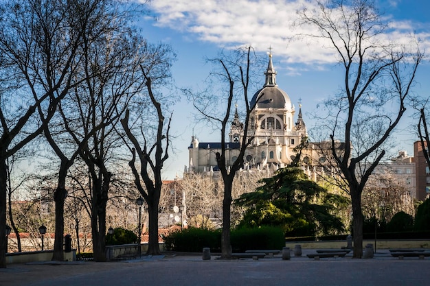 Primavera na Espanha Vista da cidade do centro histórico de Madrid Espanha