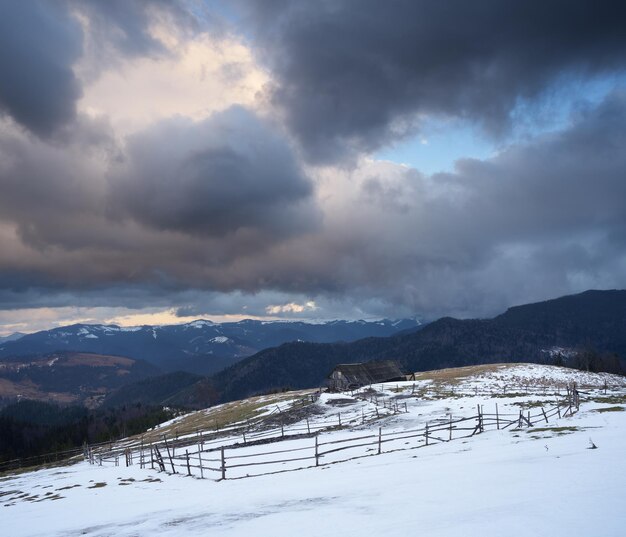 Primavera nas montanhas Antigo celeiro de madeira numa clareira Cárpatos Ucrânia Europa